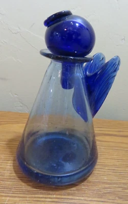 ВЫДУВНОЙ ВРУЧНУЮ СИНИЙ СТЕКЛЯННЫЙ АНГЕЛ БУТЫЛКА СЪЕМНАЯ ПРОБКА 5,5» ВЫСОТОЙ - Изображение 1 из 4