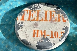 Mid Century Vintage ATELIER rundes Holzschild orange weiß - Bild 1 von 10