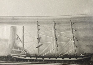 60er Jahre Maßstab Modell antikes Segelschiff Marine in der Flasche? Kunstaufsteller Echtfoto - Bild 1 von 11