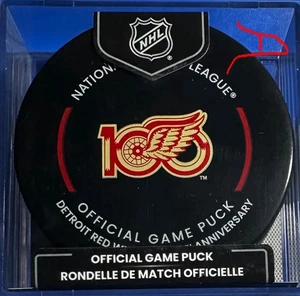 Juego oficial de la NHL 2025-26 Puck Detroit Red Wings (100 aniversario) sin rastreadores - Imagen 1 de 2