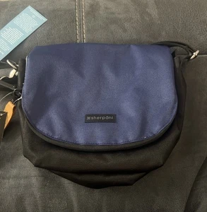 SHERPANI Milli Foldover Saddle Umhängetasche schwarz blau recyceltes Polyester - Bild 1 von 6