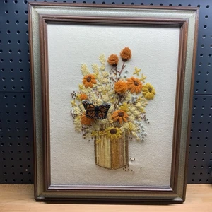 Bouquet di fiori vintage farfalla crewel in vaso ricamo incorniciato 21 1/2” x 17 1/2” - Foto 1 di 12