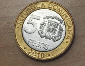 2010 Dominican Republic 5 Pesos Bimetallic - Picture 1 of 2
