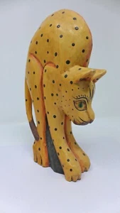 Indonesische/balinesische handgefertigte große Holzstatue gelb gepunktet Katze gewölbt - Bild 1 von 4