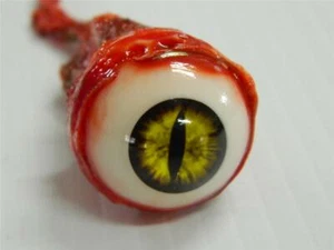 HALLOWEEN HORROR Film PROP BULBO OCULARE STRAPPATO Serpente/Demone Giallo - Foto 1 di 1