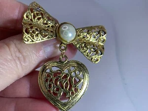 Broche prendedor dorado vintage calado corazón arco V-3486# - Imagen 1 de 3