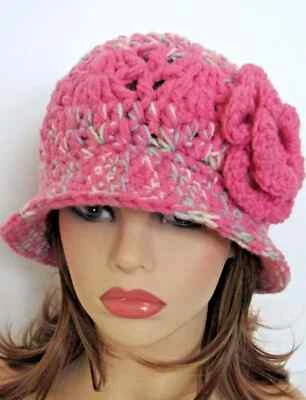 SOMBRERO CUBO CLOCHE GORRA QUIMIOTERAPIA CON BORDE ROSA MEZCLA HECHO A MANO GANCHILLO ACRÍLICO Foto 1 de 4
