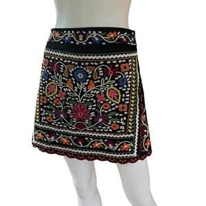 LULUS Don't Stop The Party Rock schwarz Blumen bestickt Jakobsmuschelsaum, M - Bild 1 von 5