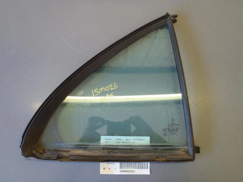Vidro de ventilação da porta traseira do passageiro direito 2003-2007 Mercedes-Benz C230 Sedan 58792 - Imagem 1 de 4