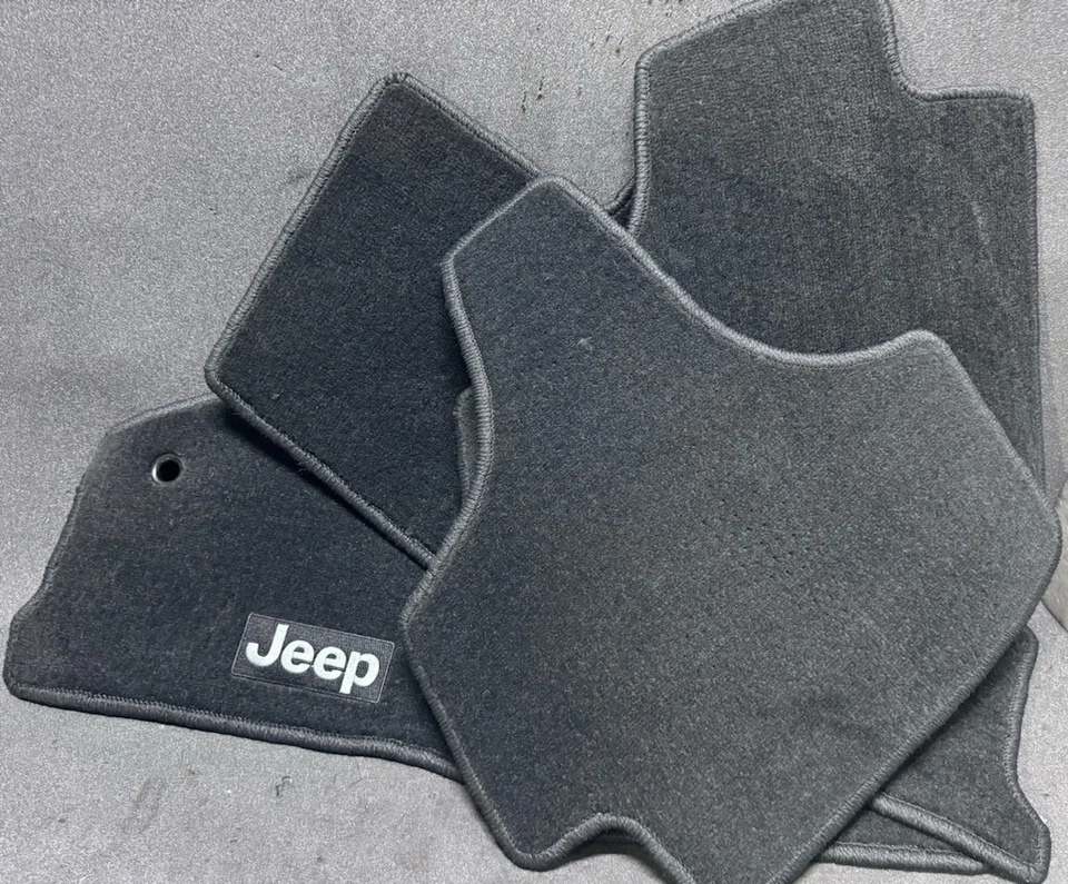 Juego de alfombrillas negras Jeep Liberty 2011-2012 = 4 piezas = 82212593 Foto 1 de 1