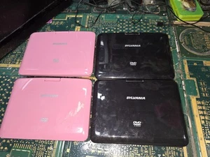 Sylvania 9 Zoll Exact SDVD9020B 2-Pink & 2-Schwarz OHNE BATTERIEN-Festplattentür/PROBLEME LESEN - Bild 1 von 24