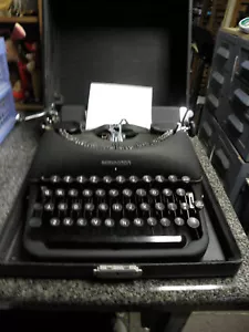 Antica macchina da scrivere a bordo Remington con custodia modello seriale De Lux # B1556646 - Foto 1 di 8
