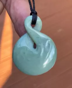 HAND CARVED NZ MĀORI INANGA GREENSTONE NEPHRITE JADE PIKORUA ETERNITY TWIST - Picture 1 of 5