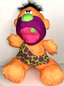 Peluche Fisher Price Colorido Hombre de las Cavernas Grunting Ruido Squezable 14" 1993 - Imagen 1 de 6
