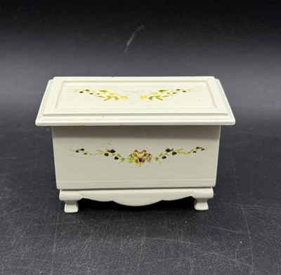 木制毯子箱子娃娃屋家具3英寸白色花卉小屋 — 第 1/4 张图片