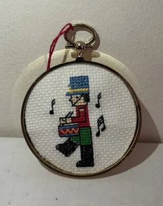 Marco de anillo vintage dorado punto de cruz adorno temático de Navidad baterista niño - Imagen 1 de 6