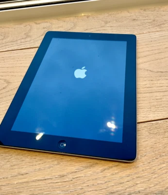 Apple iPad 4th Gen. 32GB, Wi-Fi 9.7in Silver Excellent - Image 1 of 3