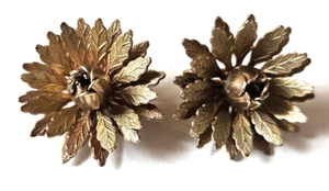 Vintage Signed Lisner Gold-tone Flower Clip-on Earrings 1.1/4" Diameter - Picture 1 of 2