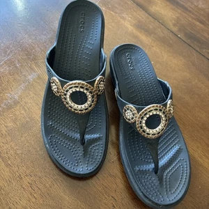 Sandalia Crocs Sanrah Diamante Cuña Abatible Tanga Para Mujer Talla 8 Negro Oro Rosa - Imagen 1 de 7