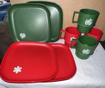 TUPPERWARE NUEVO 8 PULGADAS Platos Cuadrados con Tazas de Café Rojo Verde Palomas Escamas Foto 1 de 4