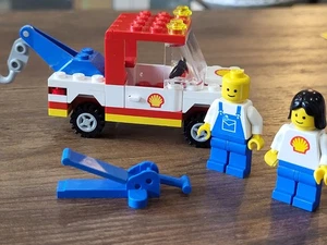 Tow track & Minifigs from Vintage LEGO Town Set Shell Service Station 6378 1986 - Picture 1 of 15