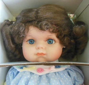 Bambola di porcellana World Gallery "Bottoni e fiocchi" 15,5" - Foto 1 di 7