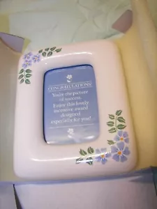 "Nuevo Marco de Foto Avon 1984 Avon ""Imagen de Éxito"" de Cerámica Floral Azul Flores - Imagen 1 de 5