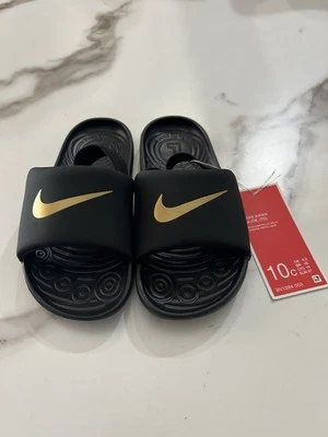 Sandalias Nike Kawa Slide (TD) para niños pequeños - negras doradas - correa ajustable talla 10C Foto 1 de 3