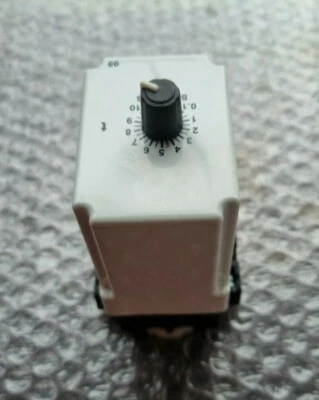 MACROMATIC TR-51628-05 24V AC/DC TIME DELAY RELAY W/ CUSTOM CONNETOR OT11-PC REL - Image 1 of 4