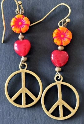 Brincos de bronze com sinal de paz. Contas de flores de coração vermelho e laranja. Amor. - Imagem 1 de 3