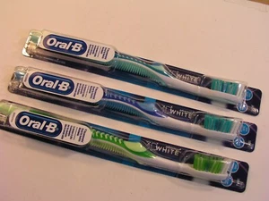 THREE Oral B Soft 3 D White Toothbrush, - Bild 1 von 6