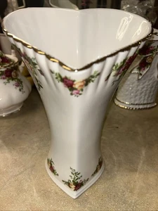 Royal Albert Old Country Roses the Heart Shaped Vase 1962 Gold Trim England - Picture 1 of 5