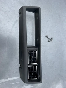 79-83 DATSUN 280ZX S130 DASH LOWER CENTER AC VENT BEZEL TRIM RIGHT HAND DRIVE - Bild 1 von 4