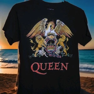 QUEEN WOMANS ROCK BAND TSHIRT SIZE SMALL - Picture 1 of 2