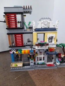 LEGO Creator 31097 Stadthaus mit Zoohandlung, Café, Bank, Frisör - Bild 1 von 7