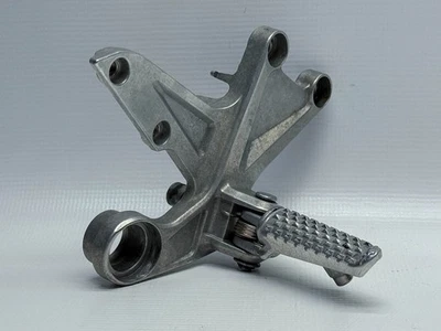 Reposapiés derecho Honda CBR1000RR SC59 Right Riders footrest hanger (3) 10' Foto 1 de 4