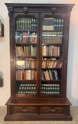 Antigua librería victoriana de nogal Eastlake gabinete de China alrededor de 1900 Foto 1 de 4