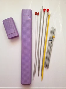 Stricknadeln im Etui - Konvolut mit Kunststoff-Behälter - Bild 1 von 1