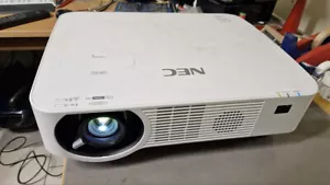 Beamer NEC P502HL Full HD DLP Projektor (HDMI-Eingänge defekt) - Bild 1 von 8