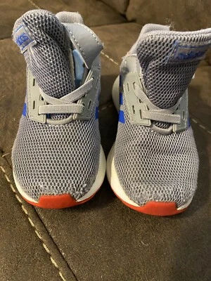 Adidas para niños pequeños talla 8K sin caja (5HT)  Foto 1 de 4