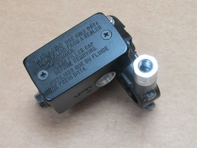 Suzuki SV 650 2022 858 miles front brake master cylinder (10497) - Imagem 1 de 3