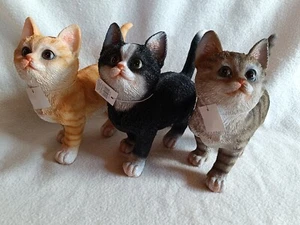 süße Deko Katze stehend 3fach sortiert 19cm - NEU - Bild 1 von 16