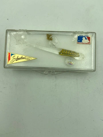 OAKLAND ATHLETICS MLB Glass Bat Necklace 1988 Hand Crafted Schneidereit NOS VTG Cover
