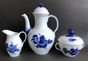 Royal Copenhagen~BLUE FLOWER 3-TLG.TEESERVICE, KAFFEEKANNE, SAHNEKÄNNCHEN, ZUCKER~unbenutzt - Bild 1 von 7
