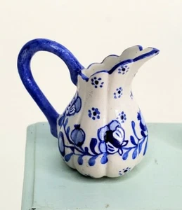 Jarrón artesanal azul floral acanalado 1:12 para casa de muñecas miniatura utensilios de cocina único en su clase - Imagen 1 de 8