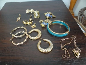 Lot bijoux vintage 1 collier 6 paires de boucles d'oreilles 1 bague 1 pendentif - Imagen 1 de 8