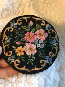 Schwarze kompakte Schutzhülle Petit Point Flower/Floral Design 60’s Vintage - Bild 1 von 10