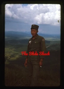 Soldado coreano en uniforme militar guerra de Vietnam original 1964 35 mm diapositiva - Imagen 1 de 1