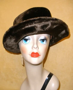 70er Jahre Damen schokobraun Kunstfell Gangster Fedora mit Ladenschild - Bild 1 von 8