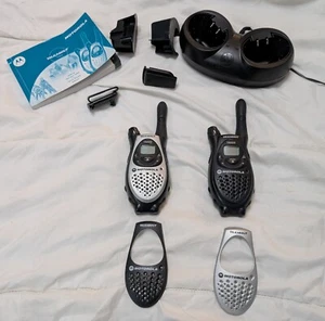 Motorola Talk about T5022 Walkie Talkies with charger, batteries and covers - Zdjęcie 1 z 4